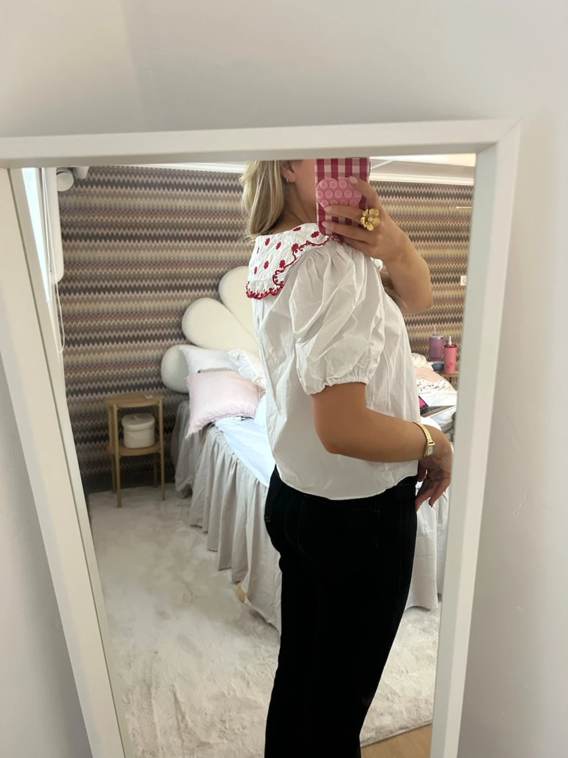 Vit blus med puffärm och broderad krage - 3