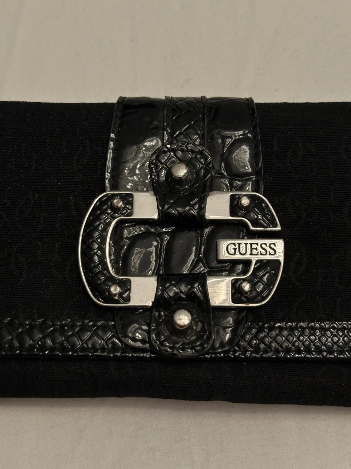 Svart plånbok från Guess med spänne - 2