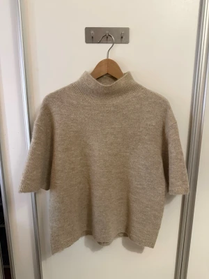 Beige stickad polotröja Gina Tricot - Aldrig använd, därav priset. Inte nopprig (se bilder) eller så 💕💕 slutsåld hos Gina Tricot