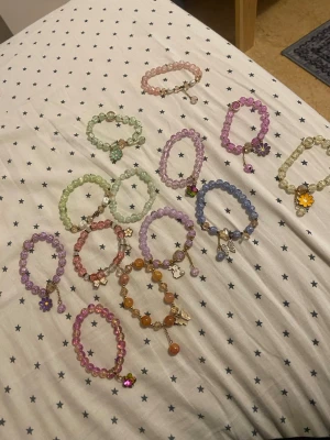 Färgglada pärlarmband med berlocker - Säljer flera handgjorda armband  jag säljer 2 för 20kr  .och 3 för 30kr. 4 för 40kr. 5 för 50. 6 för 60kr 7 för 70 8 för 80kr 9 för 90 10 för 100 11 för 100 12 .för 100 13 för 100kr 