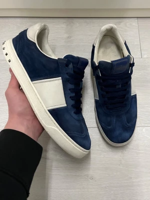 Valentino flycrew royal blue  - Hej! Säljer dessa valentino flycrew i färgen royal blue//mycket fint sick//strl 43 men pasar även 44//fråga gärna! 