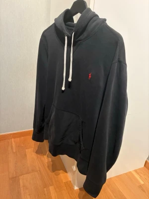 Polo ralph lauren hoodie - Svart huvtröja med vita snören och röd logga