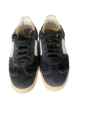 Blåa Valentino flycrews - Ett par mörk blåa valentino flycrews i storlek 38 1/2 men passar 39/40. Bra skick ALLA nittar sitter kvar, det finns en spricka i sulan i ena skon som man ser på sista bilden box ingår inte skriv om du har frågor 