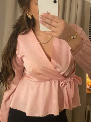 🩷Siden blus från missäy🩷 - Superfin omlott blus i sidenmaterial med rosett på sidan💘