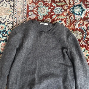 Kashmirtröja j Lindeberg - En tröja i kashmirmix (30% Kashmir 70%super fine merino). Tröjan är i toppskick köpt för ca 3månader sedan. skriv vid minsta fundering!