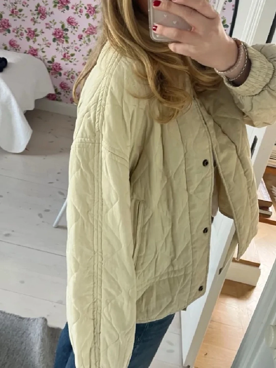 Beige quiltad jacka med knappar - 1