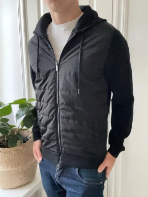 Massimo Dutti cardigan  - Massimo Dutti cardigan, passar väldigt bra på modellen som är 180 cm 75 kg. Cardiganen har inga defekter och är som ny. Väldigt najs med dubbel drag kedja, två fickor, luva, och snören för luvan. Många detaljer! 🫵lite konstigt ljus på dom sista bilderna där 