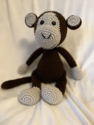 Virkad apa  - OBS: detta är en beställning så köp ej om det inte är din! Apan är ca 23 cm hög sittandes och 35 cm ståendes🌸