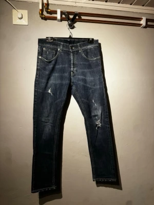 Dondup jeans - Dondup jeans i storlek 31. Slim fit.