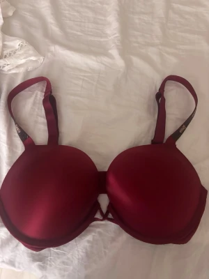 Victoria secret bh - Ikoniska Victoria secret extra push up bh:n med de glittriga banden. Aldrig använd men lapp klippt💕