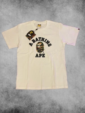 ” A BATHING APE ” ( Bape ) t-shirt - En riktigt snygg ” A Bathing Ape ” ( Bape ) t-shirt i storlek S den passar däremot större skulle säga M typ. Den är helt ny och i perfekt skick!!, priset är inte bankat i sten så hör av er!!
