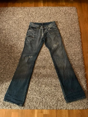 Dolce Gabbana bootcut jeans  - Lågmidjade bootcut jeans från dolce Gabbana knappt använda men ger ändå en vintage look. Midja: 32 Innebenslängd: 79 