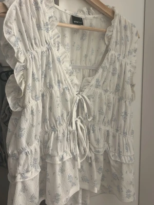 Fin blus - Jättefin somrig blus med blåa blommor på! Jättesöt nu till våren och sommaren🌷