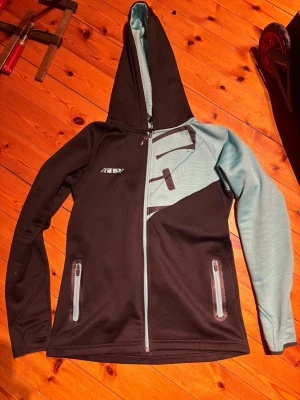509 inc hoodie - Lite använd hoodie från 509 inc storlek medium svart o turkos 