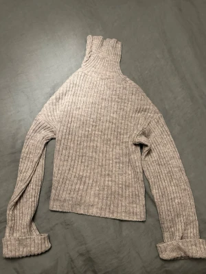 Grå stickad turtle neck - Snygg stickad polotröja!