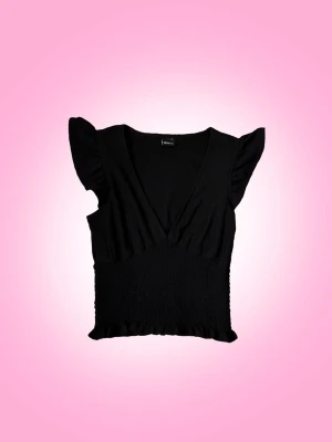 Svart croppad blus med volangärm - Svart croppad tröja från GinaTricot med volangdetaljer på ärmarna. Endast använt 1 gång så i väldigt nytt skick. Den är croppad, typ till där naveln börjar 💕  Övrig information: -fraktar torsdagar, fredagar och lördagar -jag står inte för fraktens slarv -priset går alltid att diskuteras via dm -skriv privat för övriga frågor eller om du vill ha fler bilder, svarar snabbt