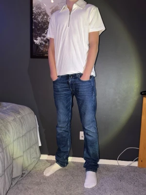 Vit väst med dragkedja från Ciszere - Säljer en stilren vit väst från Ciszere i storlek S. Västen har en klassisk krage och en half zip-dragkedja framtill som ger en modern touch. Perfekt att slänga över en t-shirt för en clean look. Personen på bilden är 177. Perfekt för sommardagar. Aldrig använt.