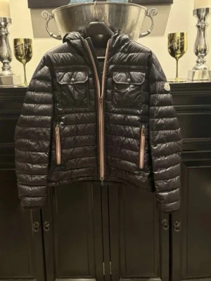 Moncler Douret dunjacka - Tjena! Säljer en Moncler Douret dunjacka med huva. Skick 9/10. Storlek: M. Bara att fråga om det är något!