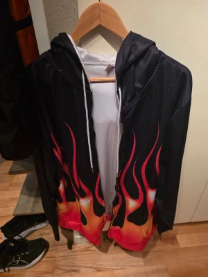 Hoodie flames - Tunnare hoodies med dragkedja.