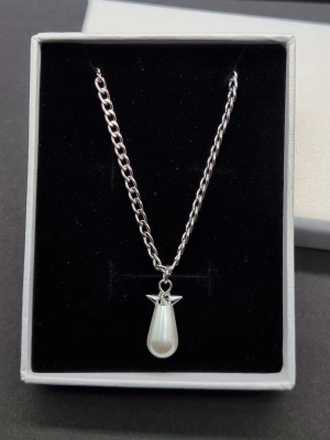 Stilfullt halsband inspirerat av Maria Nilsdotter  - Stilren halsprydnad inspirerad av Maria Nilsdotter. ☝️Vid köp ingåren en extra berlock som kan bytas ut, då själva hänget är ömtåligt och känsligt för stötar.