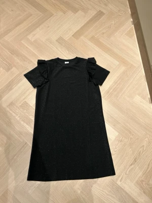 Glittrig svart klänning från Stories - Säljer denna glitterklänning ifrån Ullared. Använt en gång och är i st S. Verkligen super fin och snyggt med glittret. Skriv om ni vill se bild på💕