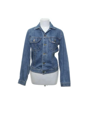 Blå jeansjacka  - Klassisk blå jeansjacka. Storlek xs-s och den är köpt för längesen på plick. På första bilden ser men den ”riktiga” färgen på jeansjackan. Säljer då den inte kommer till användning 