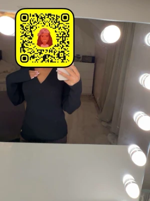 Svart stickad v-ringad tröja - Säljer en svart stickad tröja med v-ringning och långa ärmar. Tröjan har en enkel och stilren design som passar perfekt till jeans eller kjol. Mjuk och skön att ha på sig, perfekt för kyligare dagar. ALDRIG använt. 