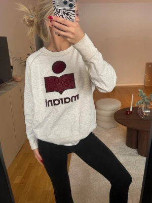 Isabel Marant tröja - Isabel Marant sweatshirt som passar de mesta. I lagom tjockt material med mudd inuti. Trycket är i vinröd färg. Storlek 38 passar mig som vanligtvis bär xs