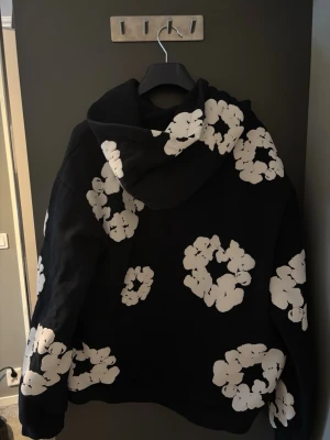 Denim tears - Fett svart denim tears hoodie har haft den i typ 4 månader den ser ut som en ny. Finns nu ute me bra pris kontakta mig i dm för mer information.