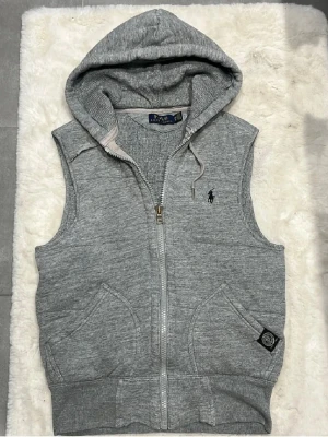 Ralph lauren väst - Super snygg grå väst från ralph lauren i hoodie material. Mycket bra skick. Inga defeketer eller något. Storlek xs.