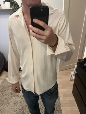 Beige ribbad skjorta från REBEL XS - Säljer en beige skjorta från REBEL i storlek XS då den inte kommer till användning längre.