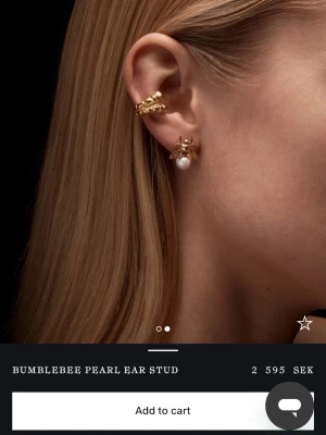 Maria Nilsdotter Bumblebee Pearl örhänge - Oanvänt Maria Nilsdotter örhänge. Ordinarie pris 2595kr