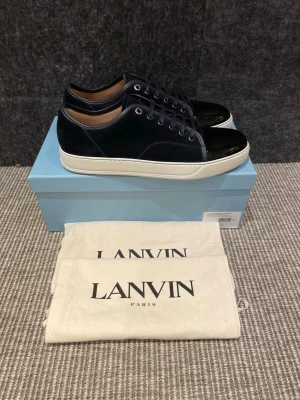 Lanvin skor(nya) - Hej, säljer nu dessa svin snygga lanvin skor. Skorna är helt typ nya! Begränsat antal boxar och dustbag. Hör av dig vid frågor. 