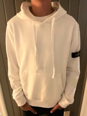 Stone Island hoddie  - Hej säljer en Stone Island hoddie som är i jätte bra skick skriv för fler frågor mvh Noah 