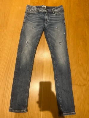 Jack and Jones w31L32 - De är ett par Jack and Jones jeans med slitnigar med ordinarie pris på runt 600-800