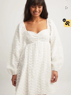 Vit spetsklänning från NA-KD - Helt oanvänd  ❌helt slutsåld   