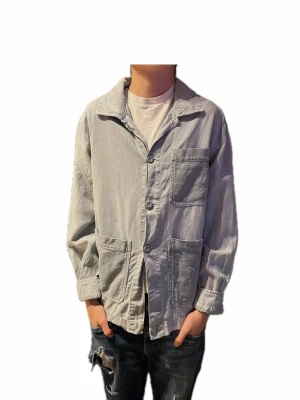 Ljusgrå overshirt från Zara - Säljer en ljusgrå overshirt från Zara med tre stora fickor framtill och knäppning med knappar. Jackan har en avslappnad passform och är tillverkad i mjuk bomull. Perfekt att slänga över en t-shirt för en chill look.