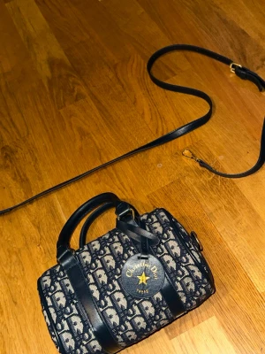 En fin mörkblå hand väska - Säljer min helt nya mörkblå hand väska som jag har fått som present men aldrig använt den. Jag vet tyvärr inte om den är äkta men den är jätte fin