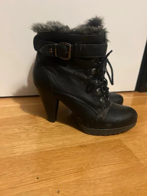 Svarta boots - Säljer ett par supersnygga svarta boots med klack. Färgen har gått bort på vissa ställen men dom ser fortfarande bra ut (se bild 5) Storlek 38