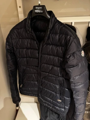 Moncler pufferjacka - Säljer en mörkblå pufferjacka från Moncler                  Storlek 3 (s-m) kvitto kommer vid frågan.                  Priser går att förhandla✌️