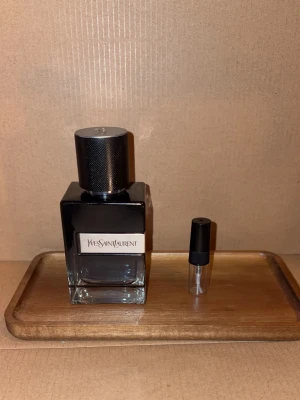 2ml YSL Y EDP Sample  - 2ml sample av YSL Y EDP, 10% rabatt på bundles, vid köp över 99kr får man en gratis 2 ml sample 