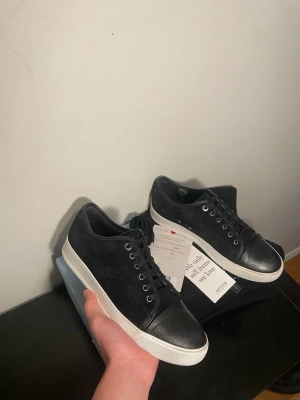 Svarta sneakers från Lanvin - Säljer dessa riktigt snygga skor från lanvin / skick 9/10 riktigt fint skick med lappar kvar / storlek 43 / Box, dustbag, extra snören och äktighetsbevis medkommer i köpet / kontakta via intresse eller annat och pris kan väl diskuteras!😊