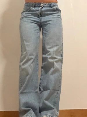 Mid rise gina jeans - Säljer ett par ljusblå jeans med raka ben och skit snygga fickor från gina young i storlek 170!🫶🏻ALDRIG ANVÄNDA!! 