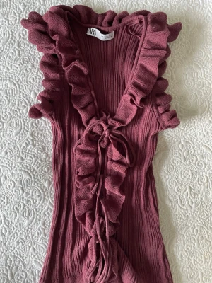 Vinröd volangtopp - Superfin vinröd volangtopp, mysigt material. Storlek s!💗💗 Använd några få gånger men som ny