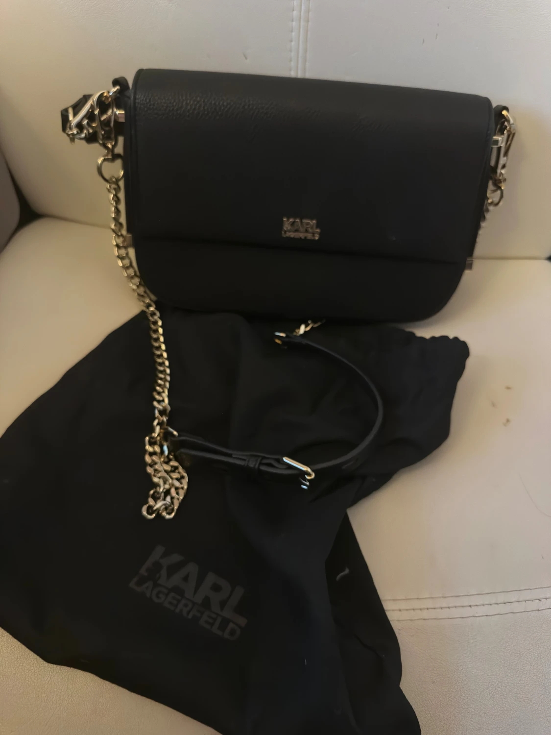 Svart axelväska från Karl Lagerfeld