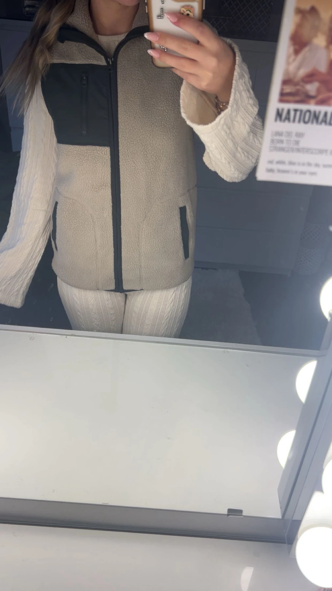 Beige fleeceväst med svarta detaljer