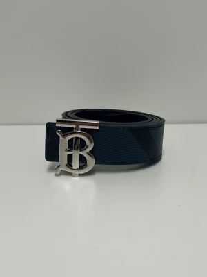 Burberry Bälte  - Säljer ett helt nytt bälte, aldrig använd. Storlek 110. Snabb frakt fraktas inom 24h efter köp. Kan härmas i Haninge, skriv gärna vid fler frågor.