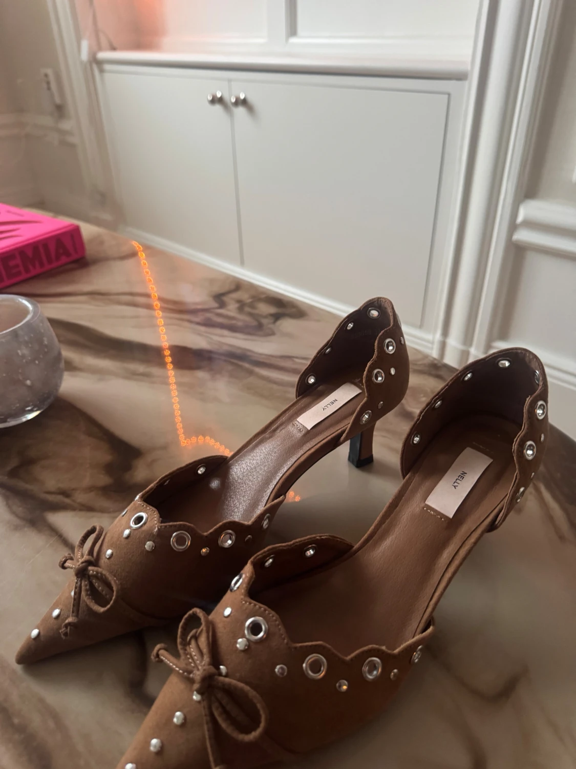 Bruna klackskor med detaljer från Nelly