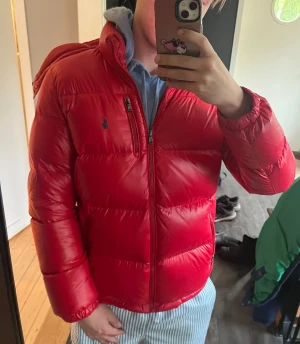 Glansig Ralph lauren jacka - Checka mina andra jackor!                                           Glansig Ralph lauren jacka i riktigt bra skick, perfekt skick. Storleken är Xl ungdom passar xs herr