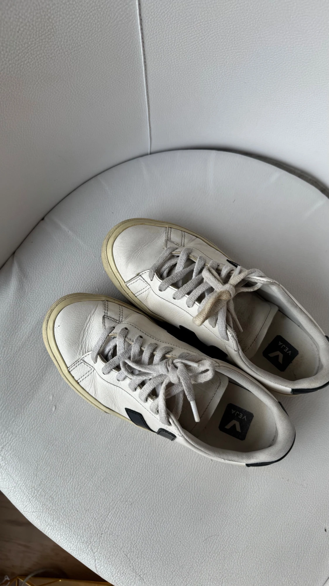 Vita Veja sneakers med svart detalj - 3